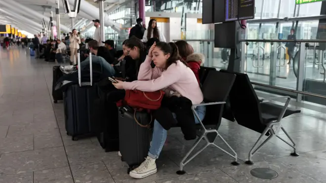 صورة من مطار هيثرو في لندن خلال إغلاق المطار إثر انقطاع التيار الكهربائي