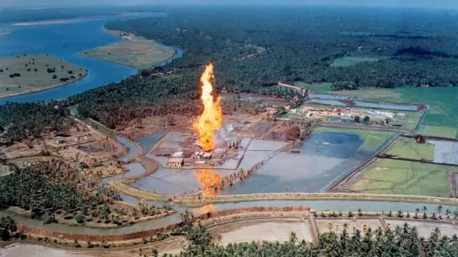 పాశర్లపూడి నేచురల్ గ్యాస్ వెల్ వద్ద బ్లో అవుట్ విహంగవీక్షణం