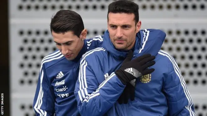 Leenjisaa Arjentiinaa Iskaaloonii taphataa isaanii Dimaariyaa waliin