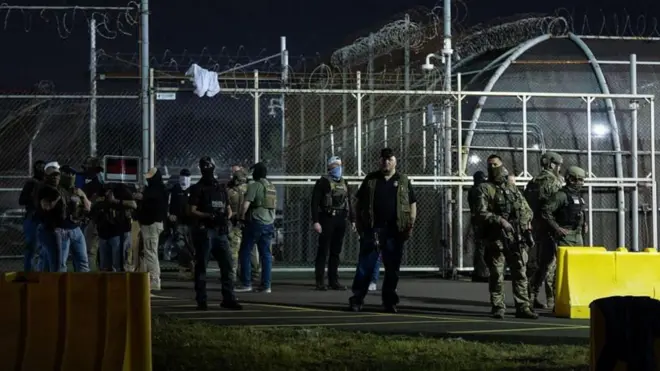 የአሜሪካ የስደት እና ጉምሩክ መሥሪያ ቤት (አይስ) ባልደረቦች በማቆያ አካባቢ ተሰባስበው