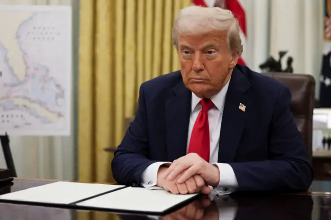 U.S. President Donald Trump prepares to sign an executive order in the Oval Office at the White House in Washington, D.C., March 31, 2025. ඇමෙරිකානු ජනාධිපති ඩොනල්ඩ් ට්‍රම්ප් 2025 මාර්තු 31 වන දින වොෂින්ටන් ඩී.සී. හි ධවල මන්දිරයේ ඕවල් කාර්යාලයේදී විධායක නියෝගයක් අත්සන් කිරීමට සූදානම් වේ.