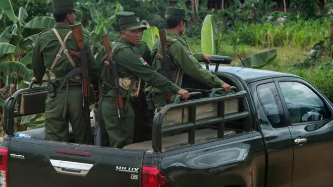 '' ဝ''တိုင်းထဲ သွားလာလှုပ်ရှားနေတဲ့ '' ဝ'' တပ်ဖွဲ့ဝင်များ( ပုံဟောင်း) 