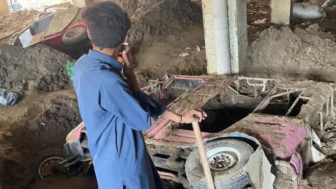 جمعے کے روز آنے والے سیلاب کے بعد مینگورہ بازار میں کھڑی گاڑیاں اور رکشے کیچڑ میں دھنسے ہوئے ہیں