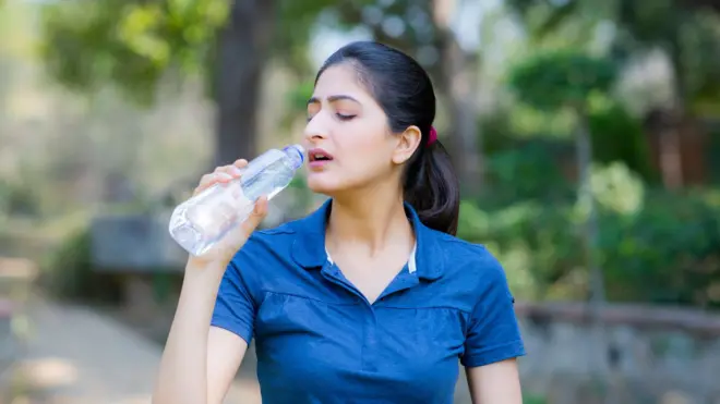 दिवसाला खरंच 8 ग्लास पाणी प्यायलाच हवं का? आपल्याला किती पाणी लागतं? 