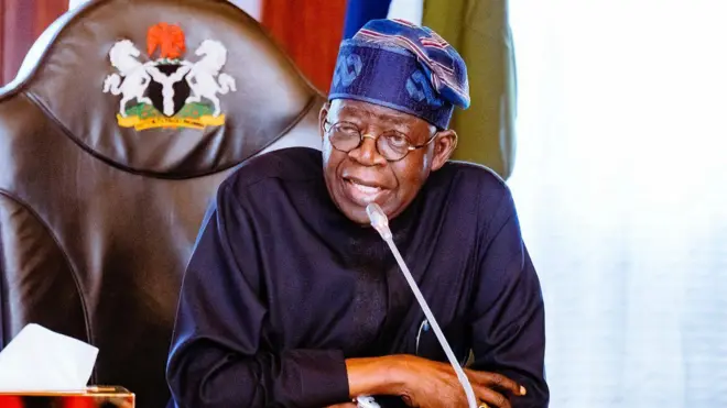 Ààrẹ Bola Tinubu wọ ìgò ojú, gbohùgbohùn wà níwájú ẹnu rẹ̀