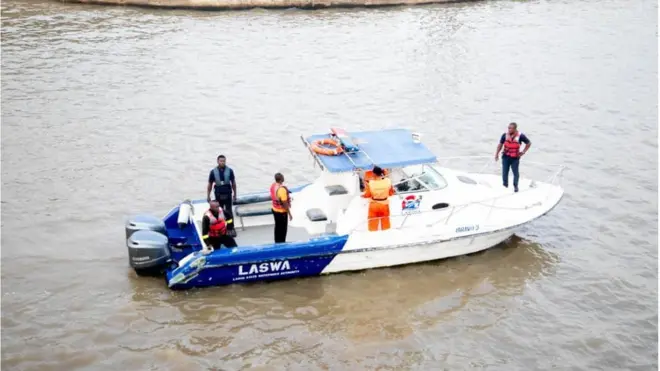 Lagos rescue team dey search for di woman body