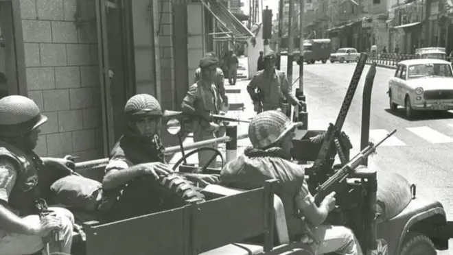 Wanajeshi wa Israel wanashika doria katika mitaa ya Gaza mwaka 1971 kama sehemu ya juhudi zake za kukabiliana na mashambulizi ya waasi dhidi ya uvamizi katika Ukanda huo.