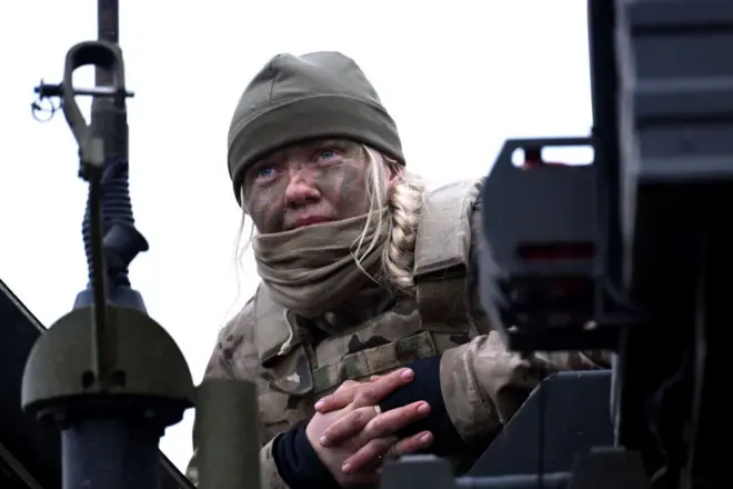 Danimarkadakı bir tətbiqata qatılan bir qadın.