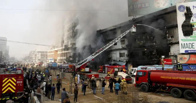 نیروهای آتش‌نشانی در حال خاموش کردن آتش. 