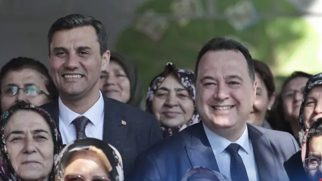 Ferdi Zeyrek ve Besim Dutlulu halk arasında