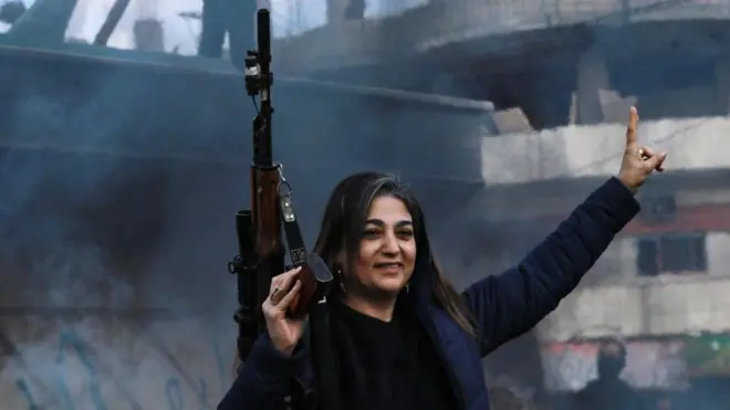 Женщина с автоматом