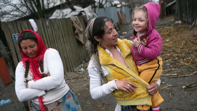 Поселение рома в Румынии, где на деньги Сороса отремонтировали и построили десяток домов