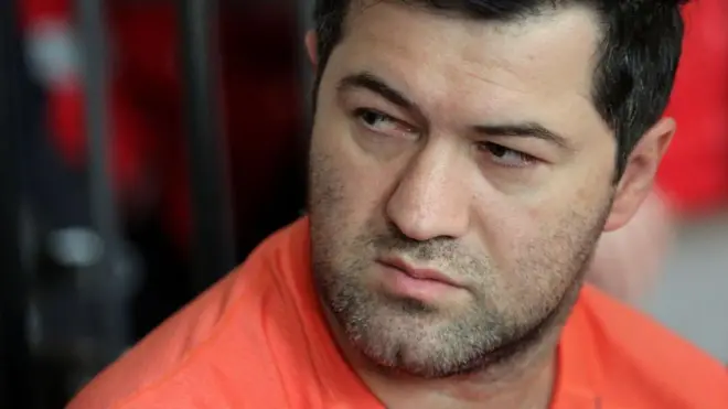 Чоловік в помаранчевій футболці - обличчя зблизька