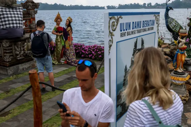 Wisatawan mancanegara berfoto di sekitar Danau Beratan di Kintamani, Bali, Indonesia, pada 18 Mei 2023.