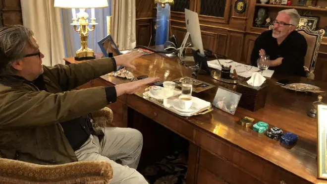 ABD Başkanı Donald Trump'ın eski danışmanı Steve Bannon Epstein ile sohbet ederken görülüyor
