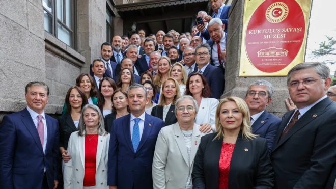 Özgür Özel ve Yeni Parti kurucu milletvekilleri Kurtuluş Savaşı Müzesi önünde