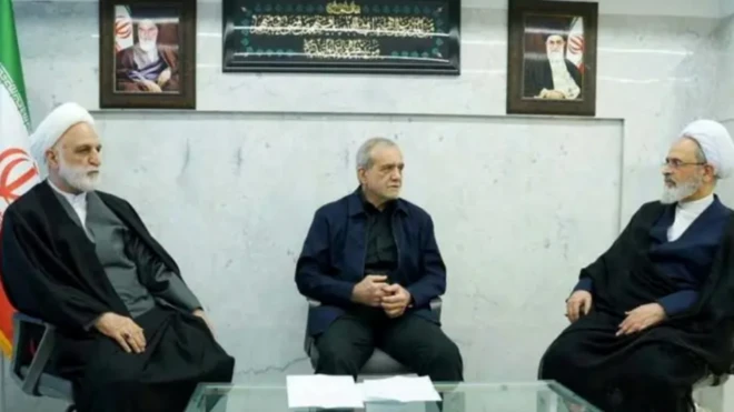 Pezeşkian (mərkəzdə) İranın müvəqqəti rəhbərlik şurasının üzvləri ilə birlikdə