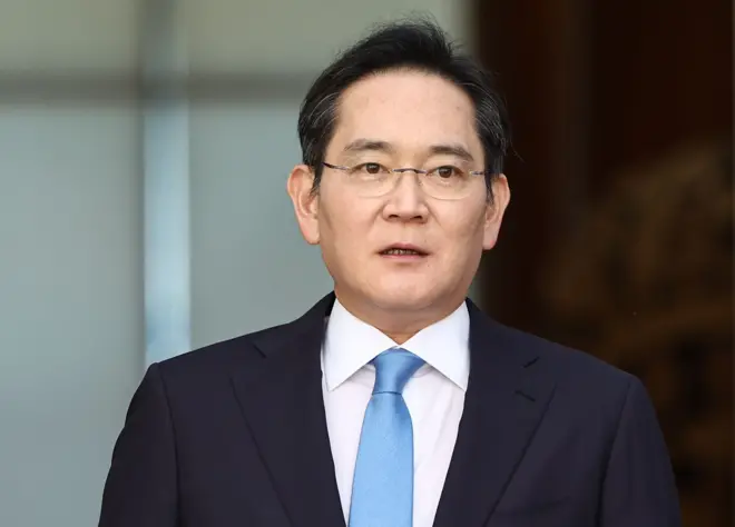 이재용 삼성전자 회장이 16일 서울 강서구 서울김포비즈니스항공센터로 귀국하며 노사 문제와 관련 "전세계 고객들께 진심으로 사과드린다"며 입장을 밝히고 있다
