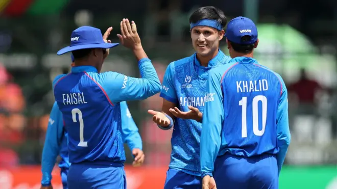 تصویر بازیکنان تیم کریکت زیر ۱۹ سال. چهار بازیکن در این تصویر حضور دارند. بازیکنان یونیفرم‌های آبی به تن دارند. 