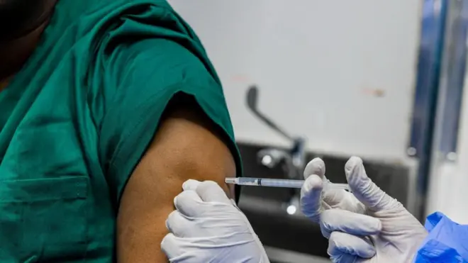 Umugore urimo gukingirwa ku kuboko indwara ya Marburg, mu Rwanda, kuri iki cyumweru, ku itariki ya 6 Ukwakira (10), mu mwaka wa 2024