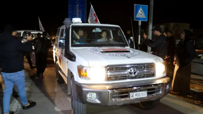 سيارة للصليب الأحمر