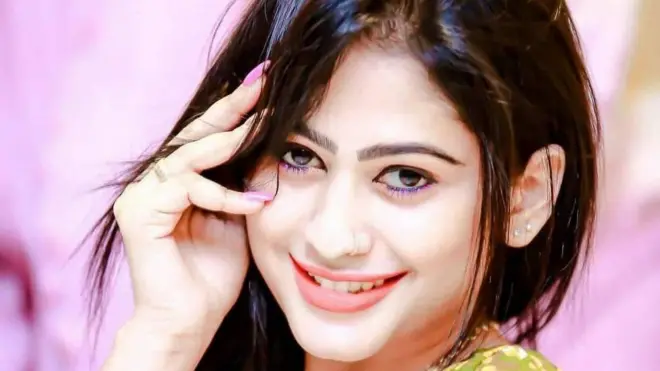 නිරූපිකාවක් ලෙසින් ශ්‍රී ලංකාවේ ප්‍රසිද්ධ පියුමි හංසමාලි කලින් කලට පුවත් මවන්නියකි. 