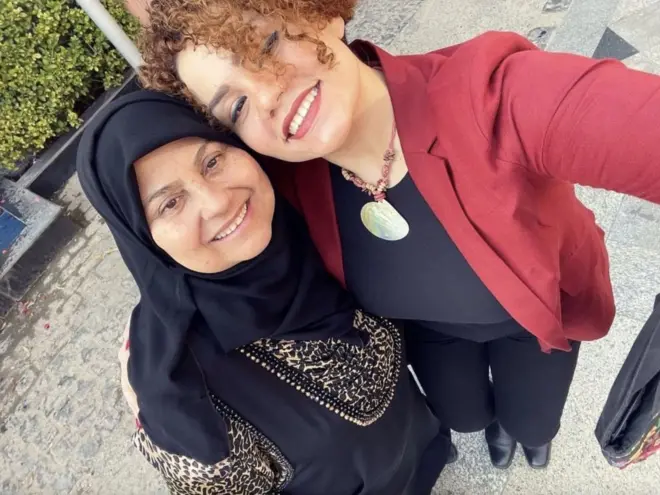 حنان أبو ناصر ووالدتها خديجة شاهين