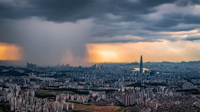 서울 남한산성 지역에만 많은 비가 내리고 있는 사진