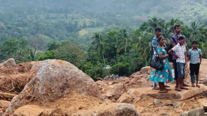 නාය ගිය ස්ථානයක සිටගෙන සිටින වින්දිත පවුලක්