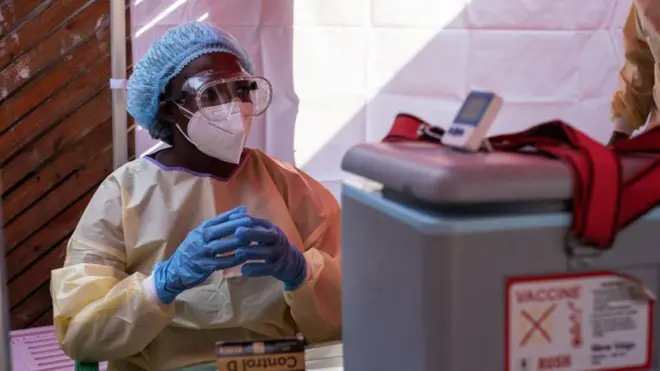 Nọọsi to n tọju arun Ebola pẹlu aṣọ idaabobo ara ẹni lọrun rẹ