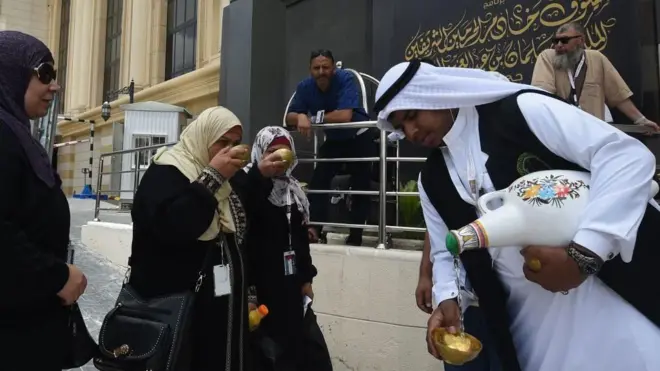 ለሃይማኖት ተጓዞች ዘምዘም ውሃ ሲሰጥ