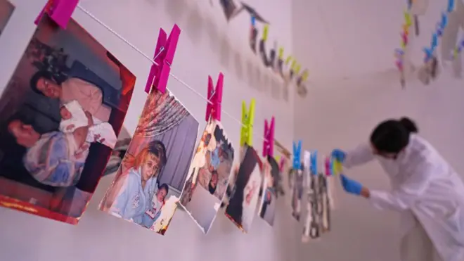 Fotografías familiares colgadas con pinzas de una cuerda.