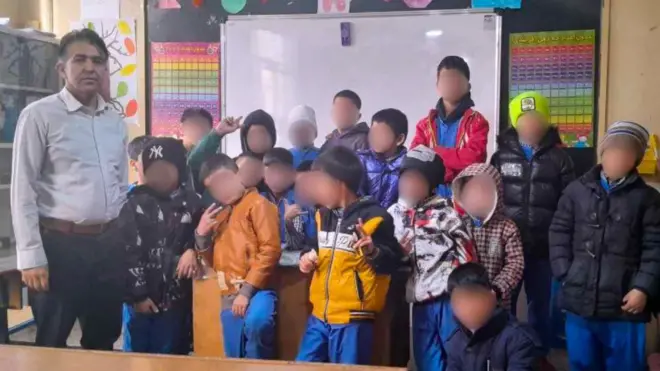 تصاویر کودکان دانش‌آموز افغان با معلمشان
