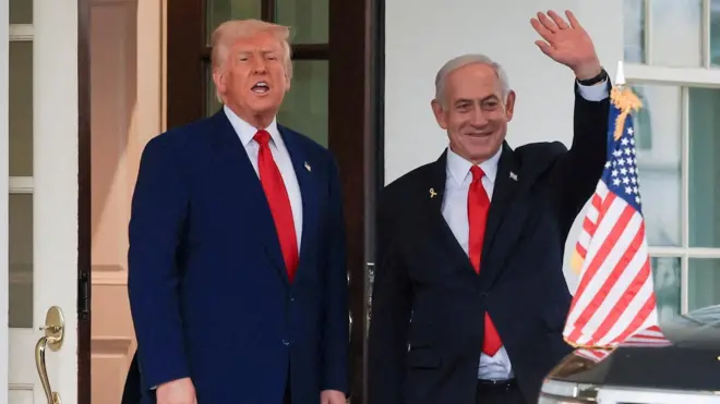 الرئيس الأمريكي دونالد ترامب يتحدث بينما يلوح رئيس الوزراء الإسرائيلي بنيامين نتنياهو بعد اجتماع في البيت الأبيض، في واشنطن