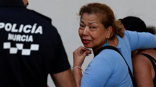 Madre de uno de los fallecidos en el incendio de Murcia a las puertas del Palacio de Deportes de la localidad. 