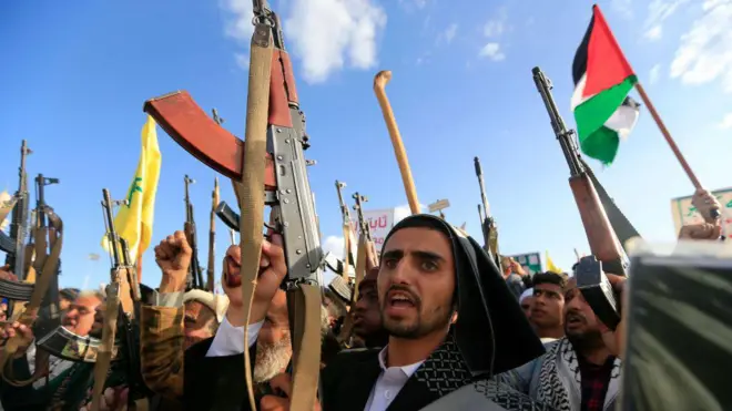 أنصار الجماعة الحوثية يشاركون في مظاهرة مناهضة لإسرائيل ومتضامنة مع غزة ولبنان في صنعاء في الأول من تشرين الثاني/نوفمبر