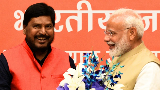 రాందాస్ అఠౌలే, మోదీ