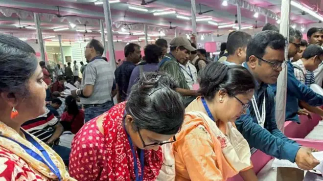 मतदानाच्या एक दिवस आधी निवडणूक अधिकारी आपलं किट घेऊन जाताना.