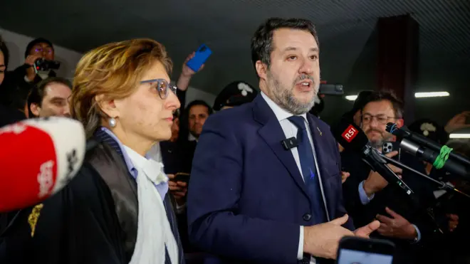 Маттео Сальвини выступает перед журналистами после оправдательного вердикта суда