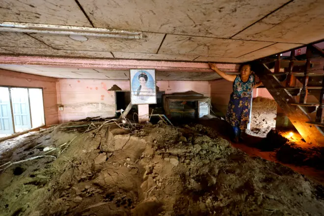 ภาพโคลนสูงกองในบ้าน