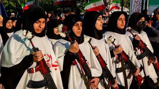 तेहरान में 17 अप्रैल को आयोजित नेशनल आर्मी डे में हिस्सा लेती महिलाएं