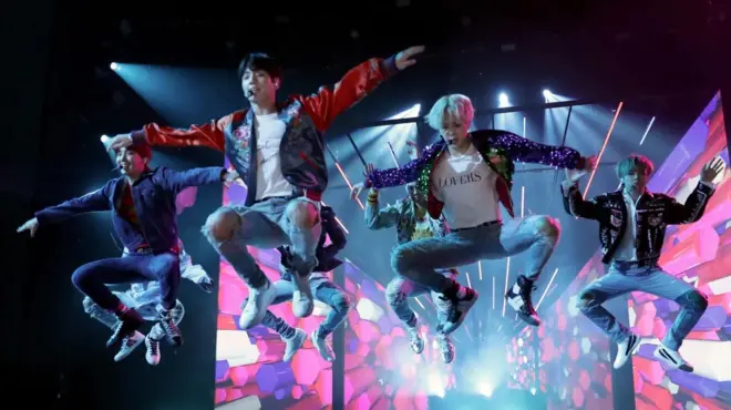 বিটিএস এর মতো কে পপ ব্যান্ডের বিশ্ব জুড়ে রয়েছে কোটি কোটি ভক্ত