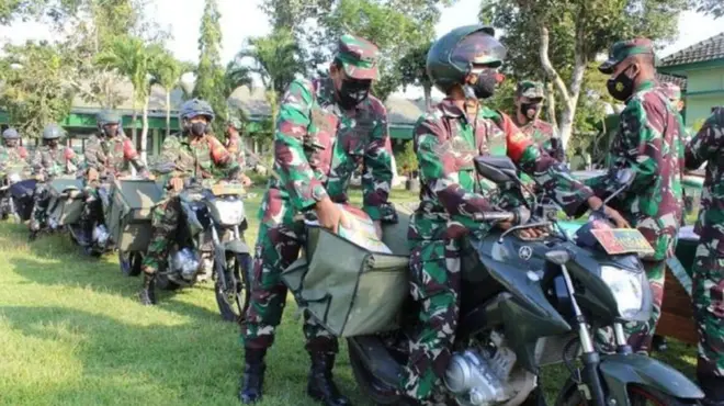 Seluruh Babinsa koramil jajaran Kodim 0806 Trenggalek, membawa beras bantuan bagi masyarakat terdampak covid-19, di markas Kodim 0806 Trenggalek, Rabu (11/08/2021).