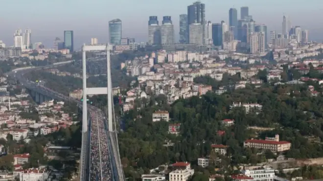 نمایی از شهر استانبول با پل هوایی و ساختمان‌‌های بلند در پس زمینه