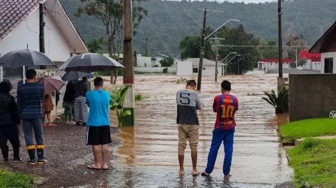 Pessoas observando alagamento na cidadebet365 north staffordshire reino unidoEncantado, no Rio Grande do Sul