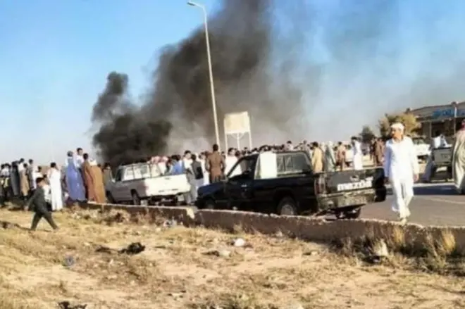 أهالي سيدي براني خلال تجمهرهم أمام قسم الشرطة