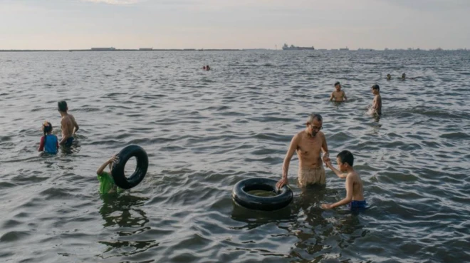 aktivitas warga di pantai Jakarta