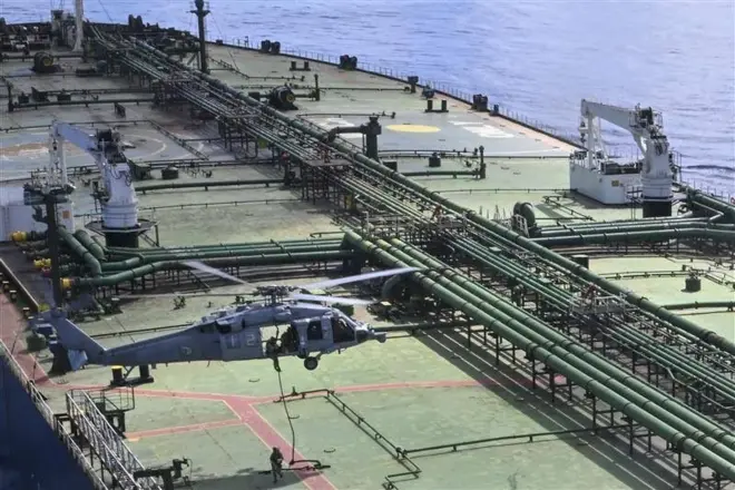  M/T Majestic X නෞකාවට ඇමෙරිකානු හමුදා ගොඩ බසින අයුරු