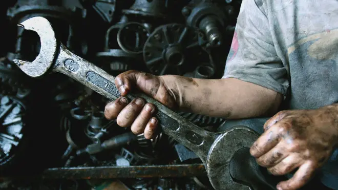 Ağır sanayi işinde çalışan bir çocuk. 