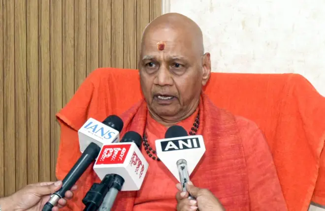 श्री राम जन्मभूमि तीर्थ क्षेत्र ट्रस्ट के कोषाध्यक्ष स्वामी गोविंद देव गिरि महाराज सोमवार को अयोध्या में श्री राम जन्मभूमि तीर्थ क्षेत्र ट्रस्ट की बैठक के बाद मीडिया से बात करते हुए